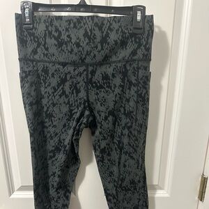 Athleta salutation stash 7/8 legging, medium, snake skin black/grey design